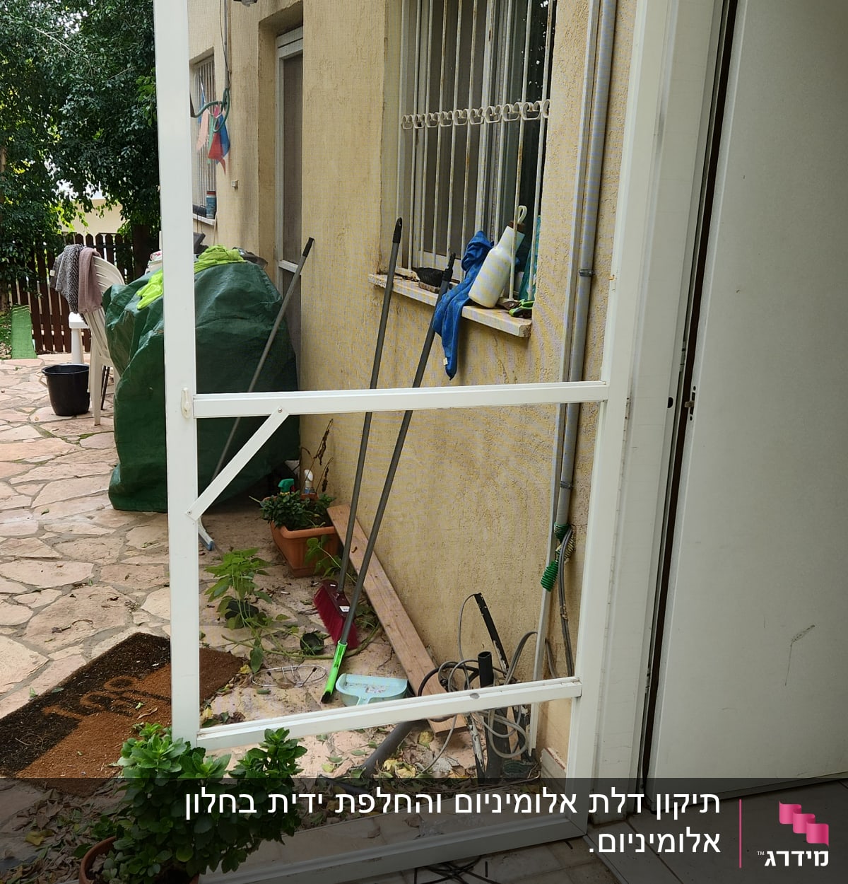 מסגרת אלומיניום לדלת או חלון בחצר